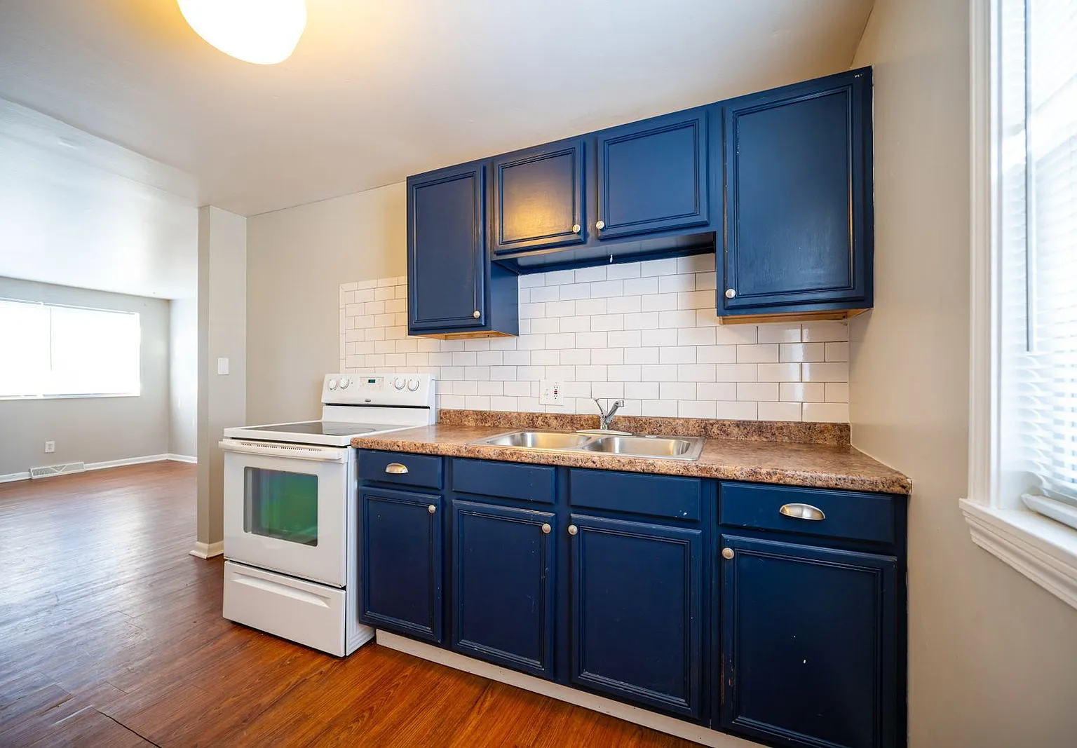 2 bed, 1.0 bath, $1,195 — Photo 2