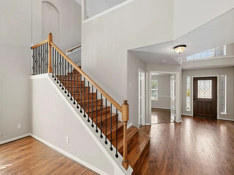 16919 Wortley Dr — Photo 2