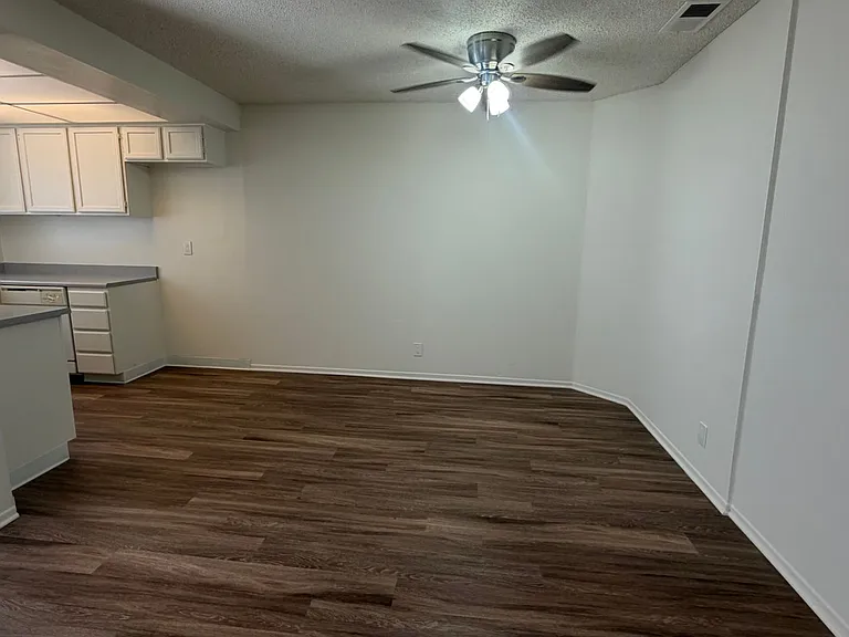 Farmdale Court Apartments — Photo 4