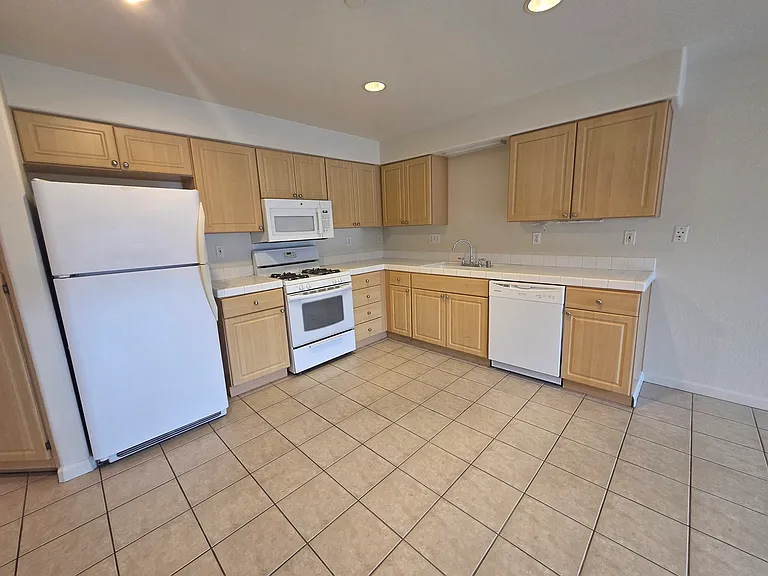 252 Lansing Way — Photo 5