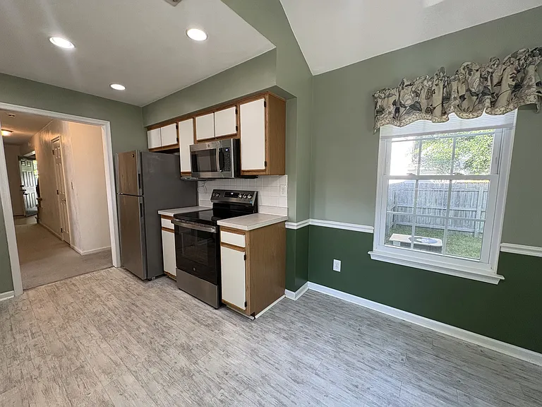 Eat-in kitchen
