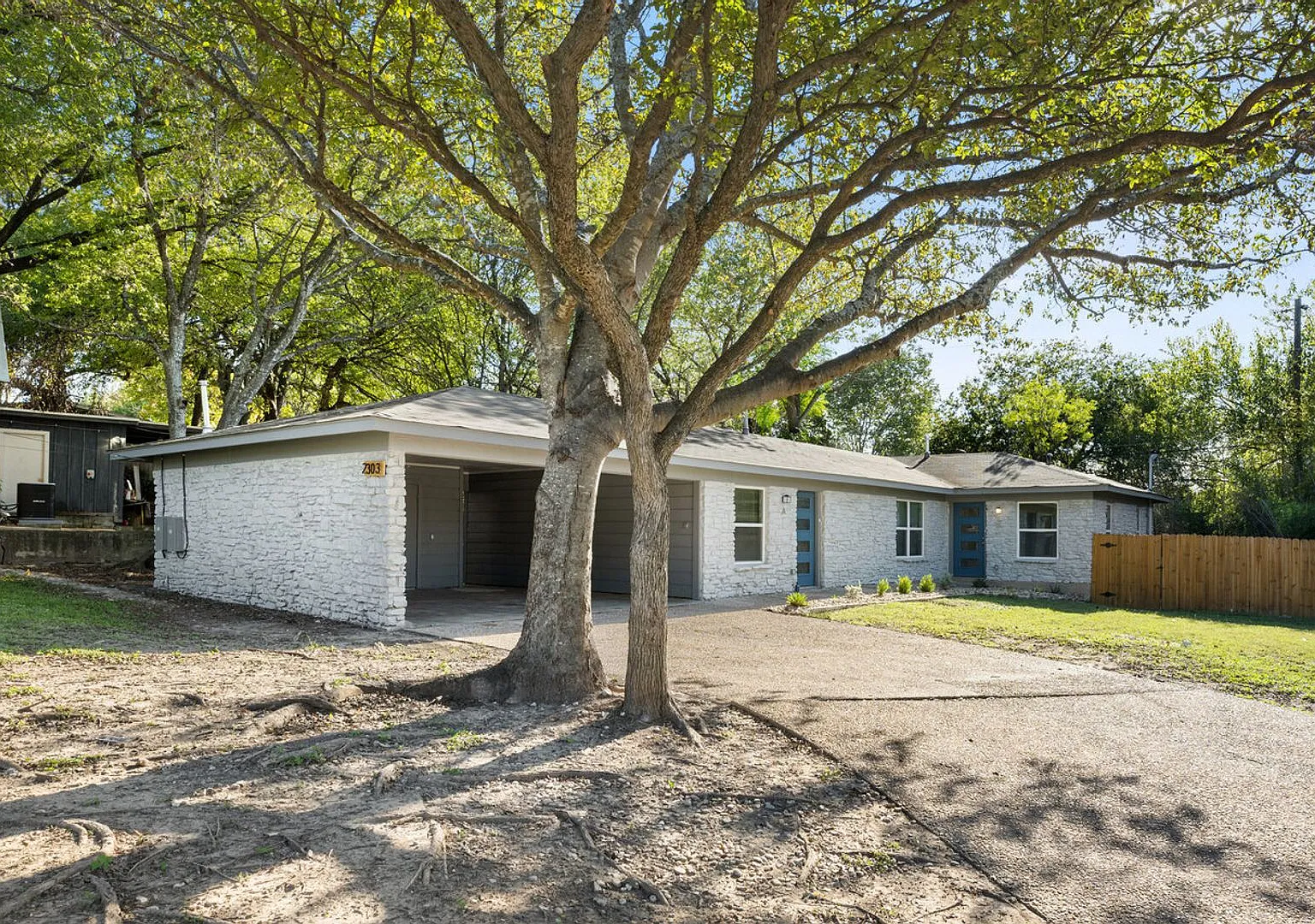 2303 Metcalfe Rd — Photo 2