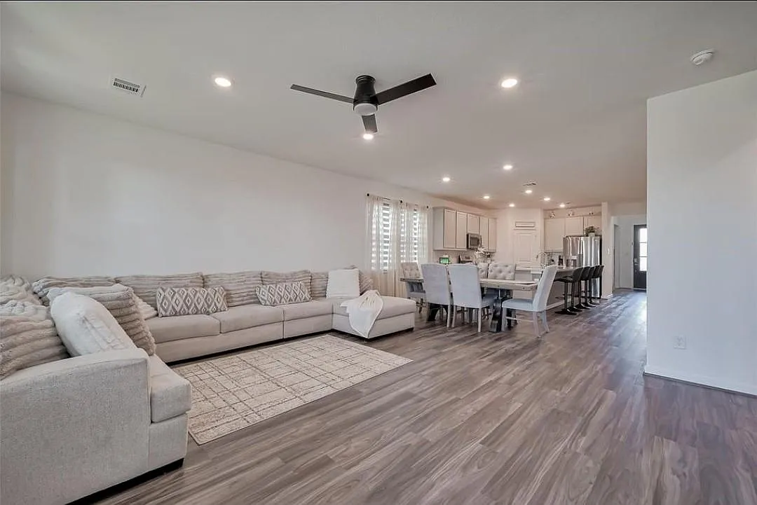 5 bed, 3.0 bath, 2809 sqft, $3,400 — Photo 2