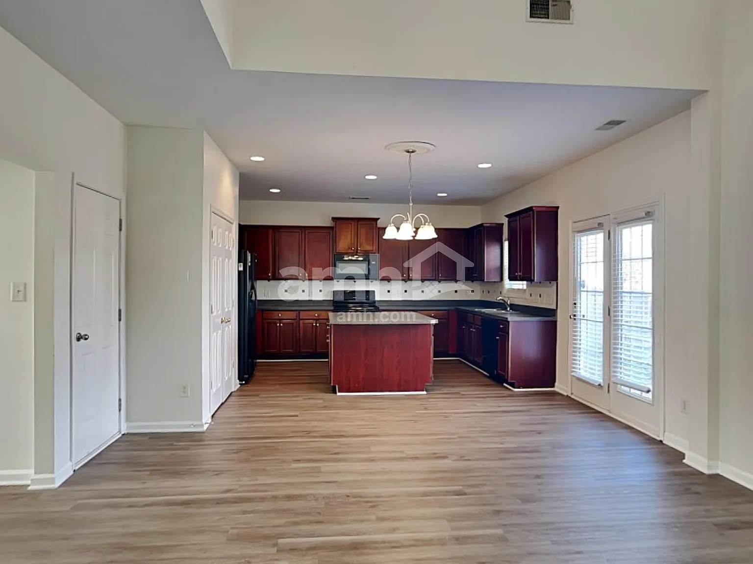 4 bed, 2.5 bath, 2340 sqft, $2,330 — Photo 4