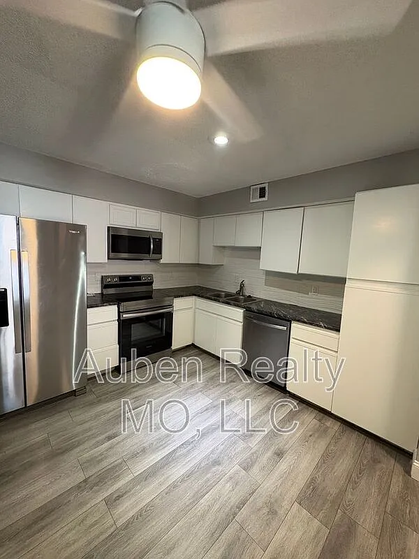 3 bed, 3.0 bath, 1316 sqft, $1,995 — Photo 2