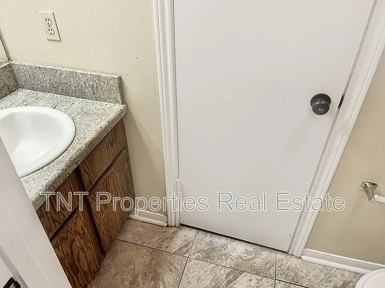 1811 Woodsman Dr #C — Photo 8