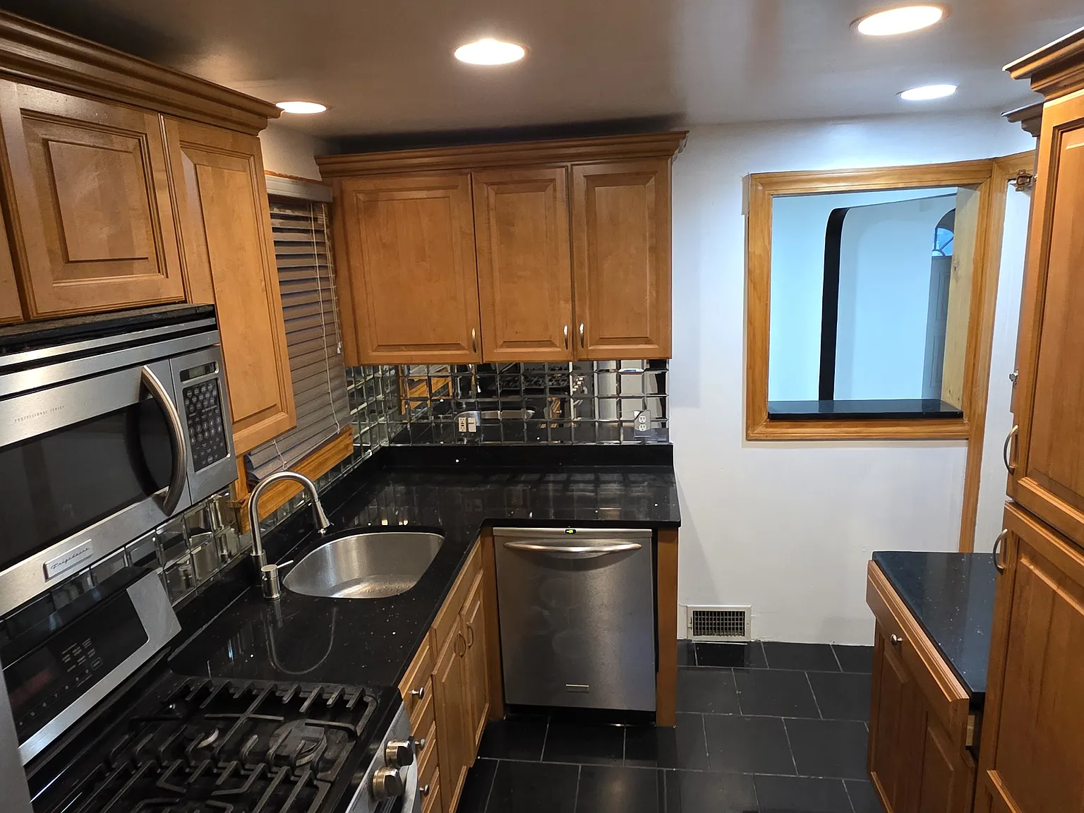 3 bed, 1.5 bath, 1296 sqft, $1,850 — Photo 2