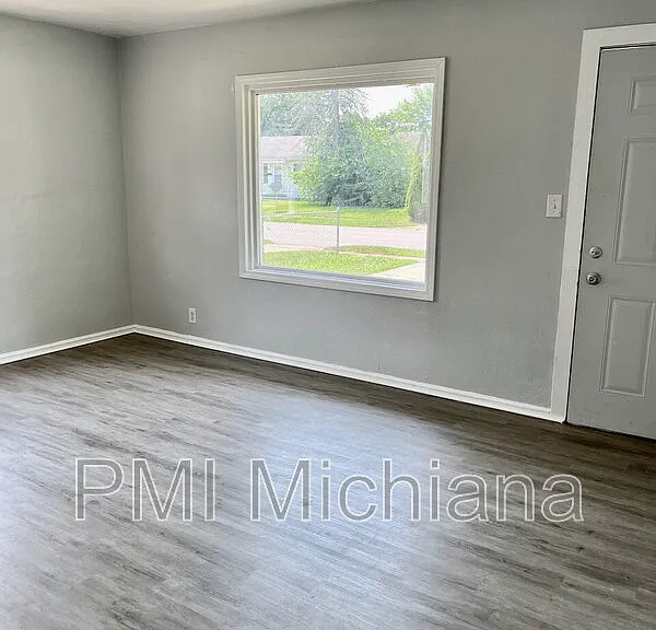 230 N Albert Ave — Photo 3