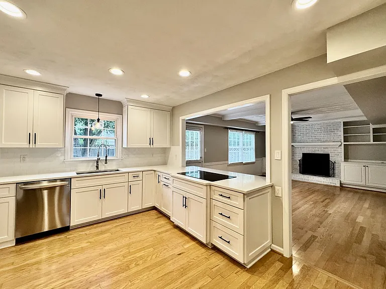 965 Commodore Dr — Photo 8