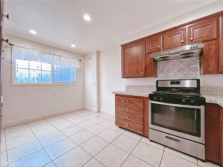 942 Barbara Ln — Photo 4