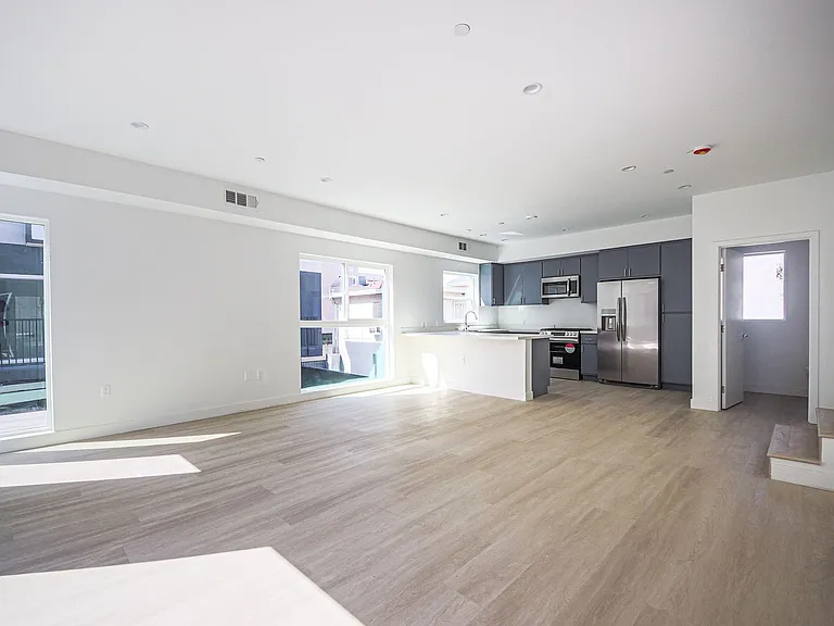 Luxury 2026 Townhomes with Massive Bedrooms + Decks with Views — Photo 75