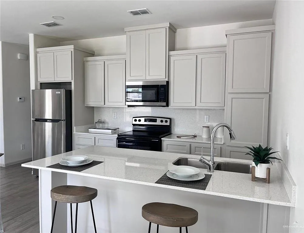 2 bed, 2.0 bath, 900 sqft, $1,075 — Photo 3