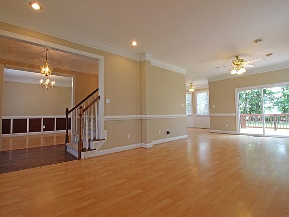3rd image of 404 Adler Ln