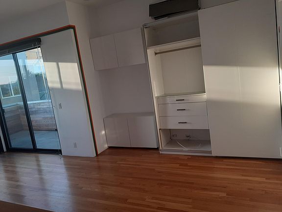 3rd floor can be used as bedroom, living room or home office - you decide