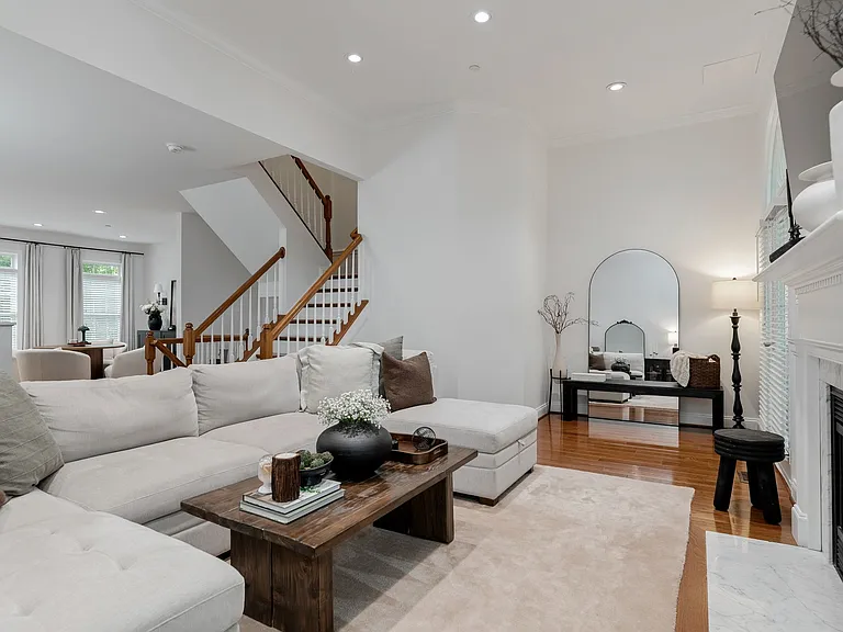 413 Clayton Ln — Photo 5