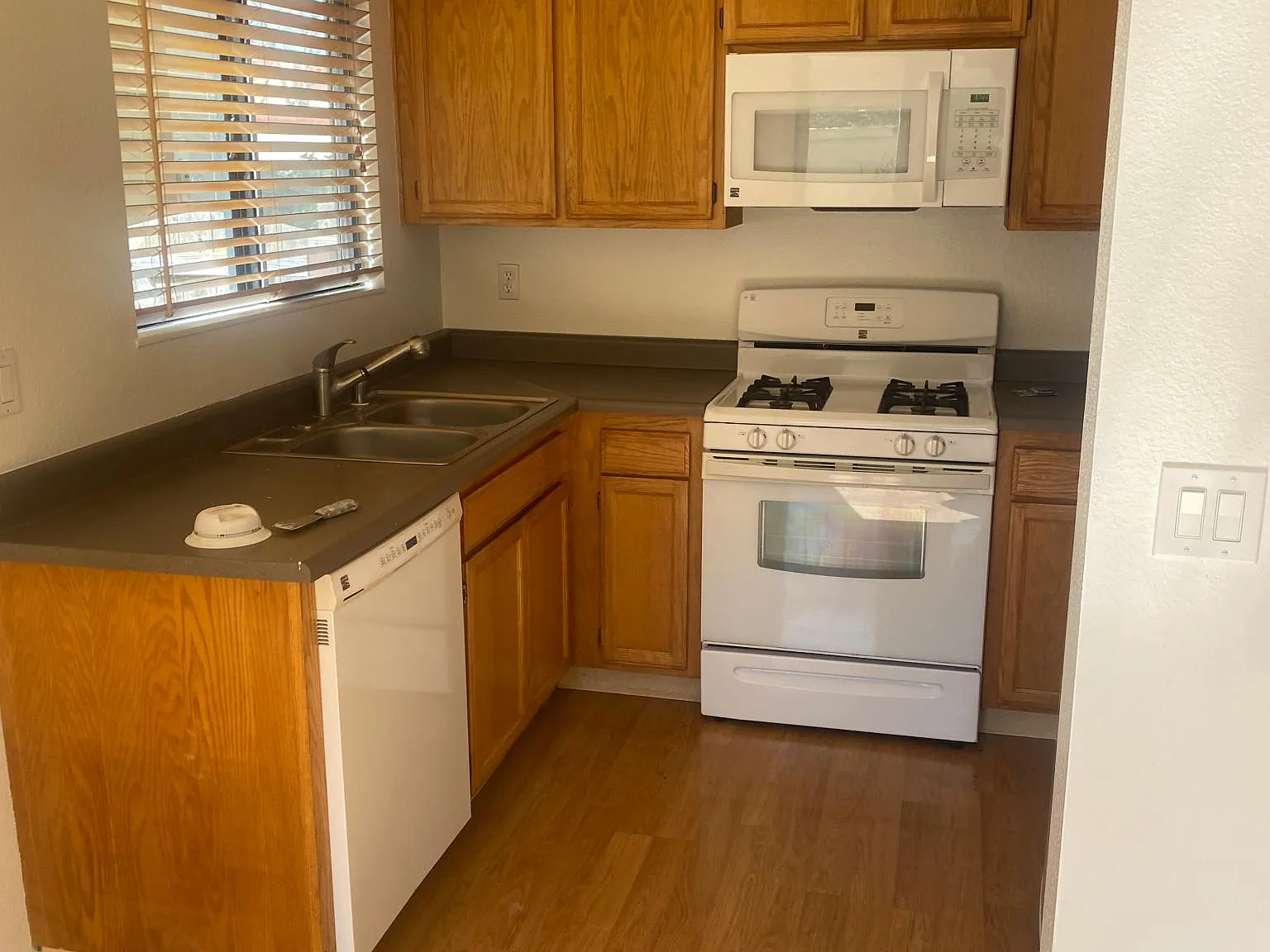 3 bed, 1.5 bath, 1320 sqft, $3,195 — Photo 3