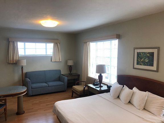 3rd image of 960 Collins Ave #20