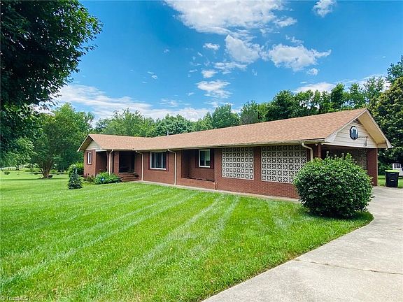 3rd image of 26 Hillside Park Dr