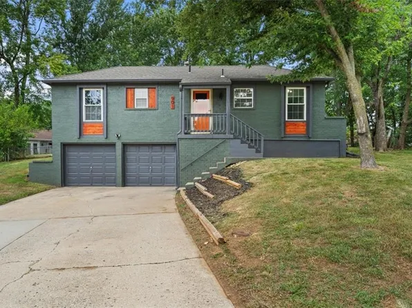 901 NW Camelot Ct, Blue Springs, MO 64015