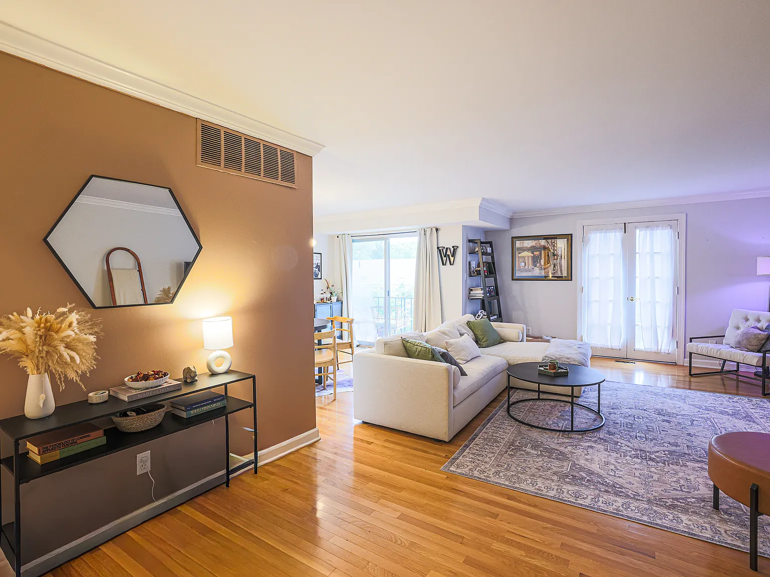 2 bed, 1100 sqft, $2,200 — Photo 4