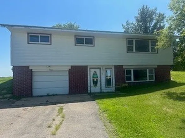 7902 Wieneke Cir, Cedar Rapids, IA 52404