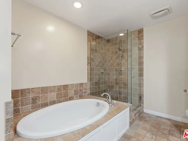 1315 Roxbury Dr #201 — Photo 21