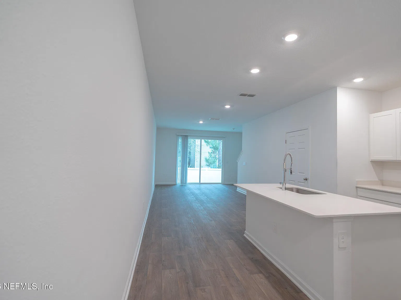 3 bed, 2.5 bath, 1396 sqft, $1,800 — Photo 4