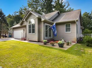 882 Oxbow Dr NE, Kalkaska, MI 49646