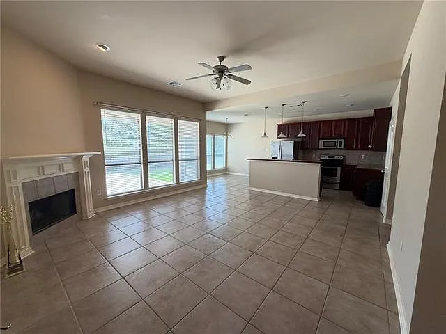 3 bed, 2.0 bath, 1476 sqft, $1,990 — Photo 2