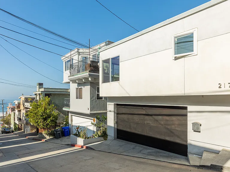 217 Seaview St — Photo 1