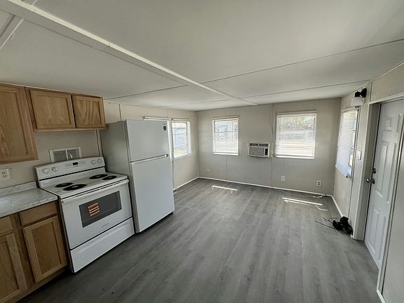4th image of 127 Southland Ct #127