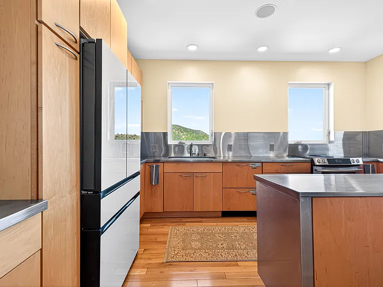 4302 Ocean View Dr — Photo 17