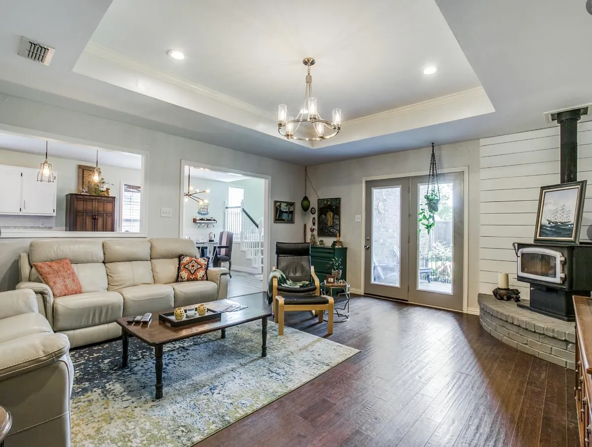 5 bed, 2330 sqft, $2,800 — Photo 2