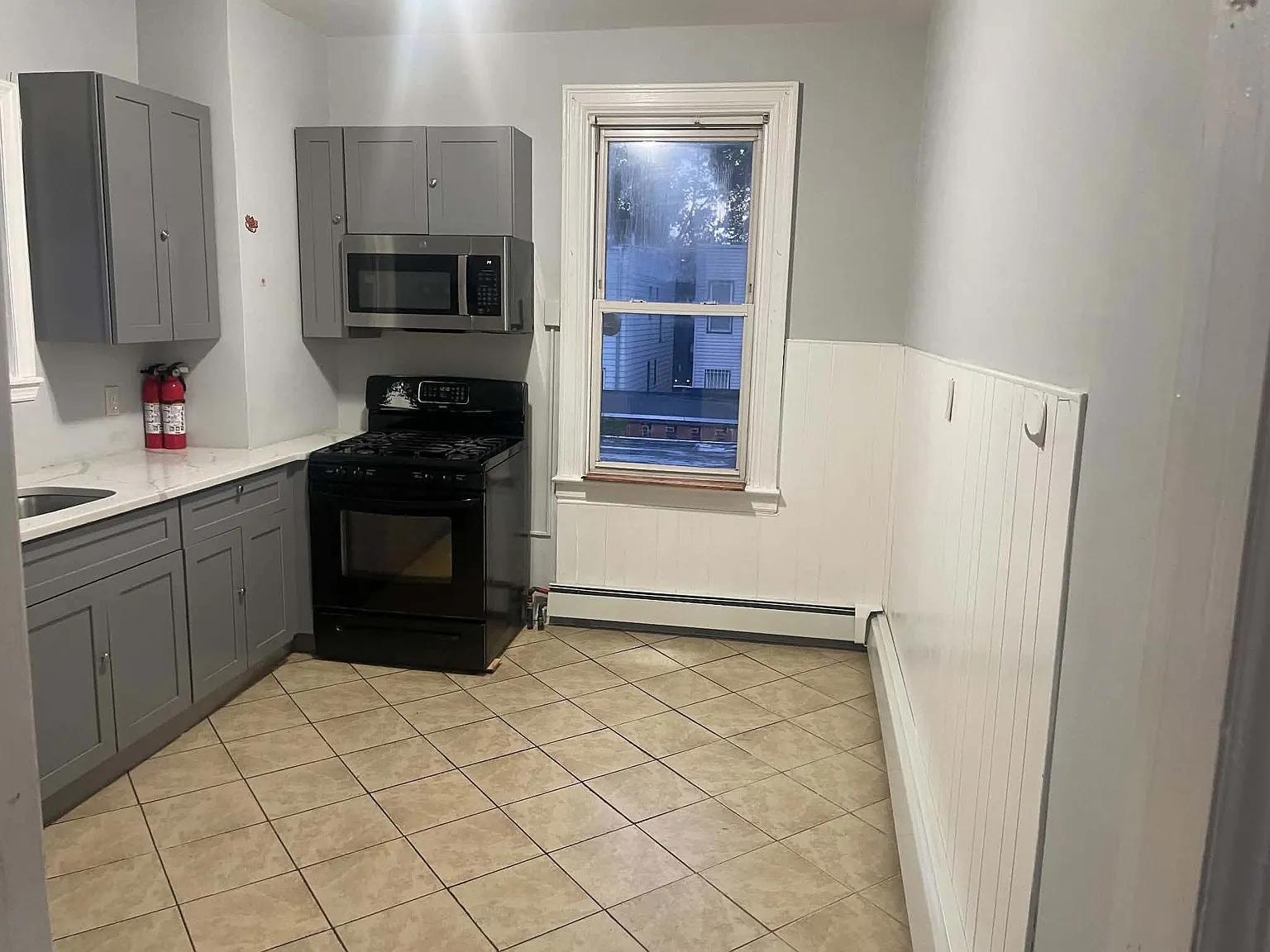 3 bed, 1350 sqft, $2,050 — Photo 3