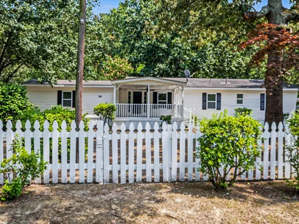 135 Trails End Dr, Selma, NC 27576