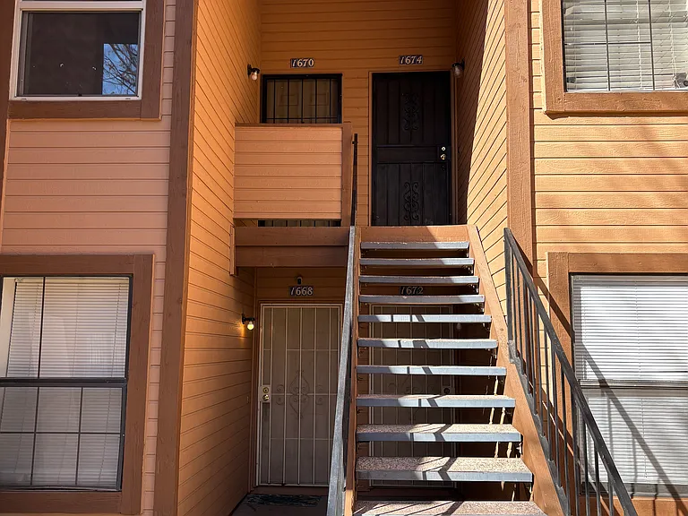 1670 W Park Wood Ln — Photo 2