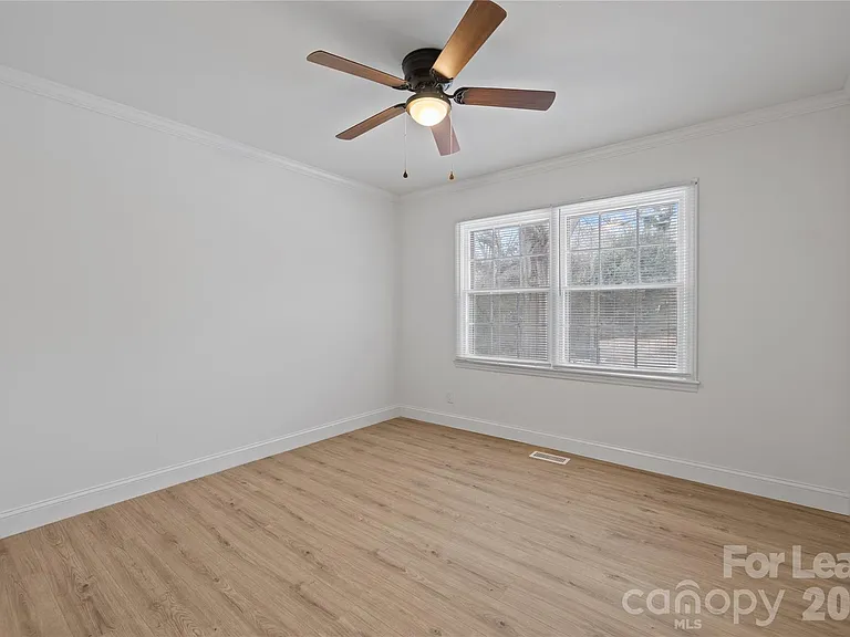 631 Townsend Ave — Photo 15