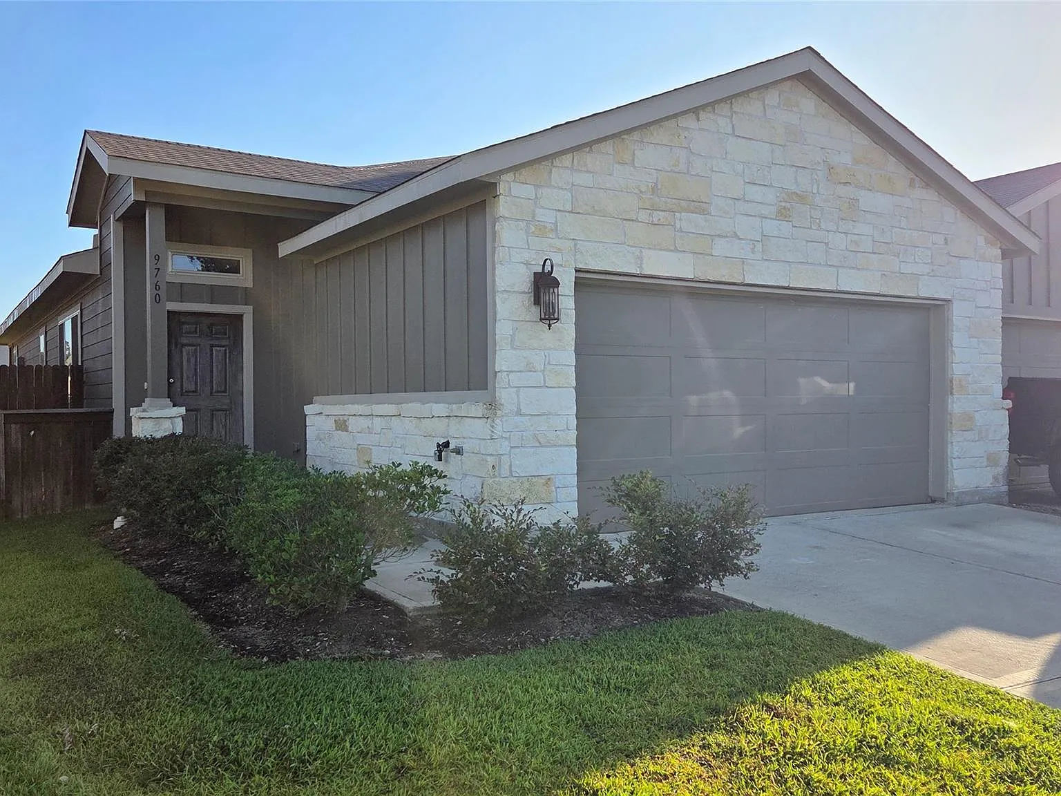 3 bed, 2.0 bath, 1356 sqft, $1,695 — Photo 2