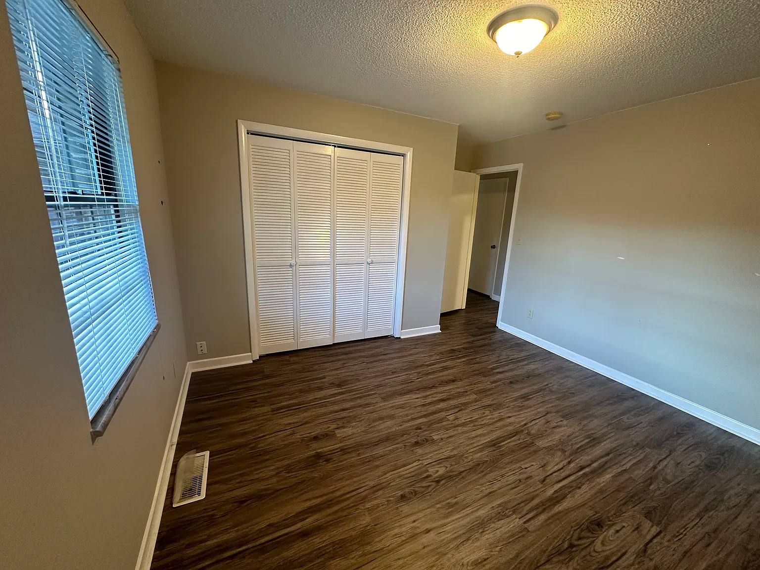 2 bed, 1001 sqft, $1,600 — Photo 4