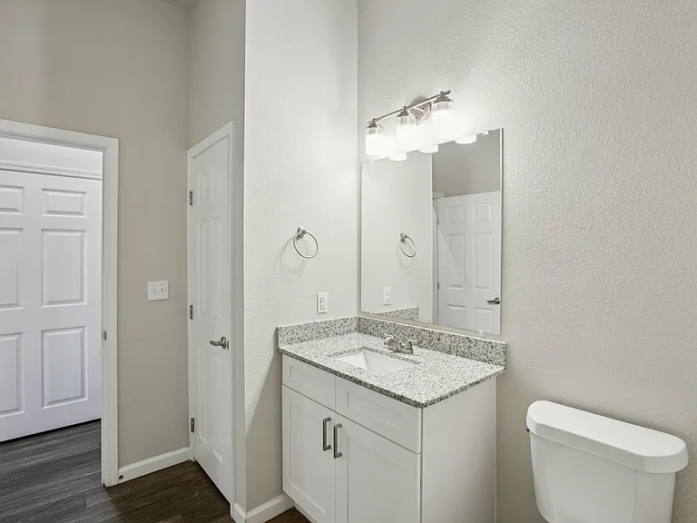 Horseshoe Apartments — Photo 22