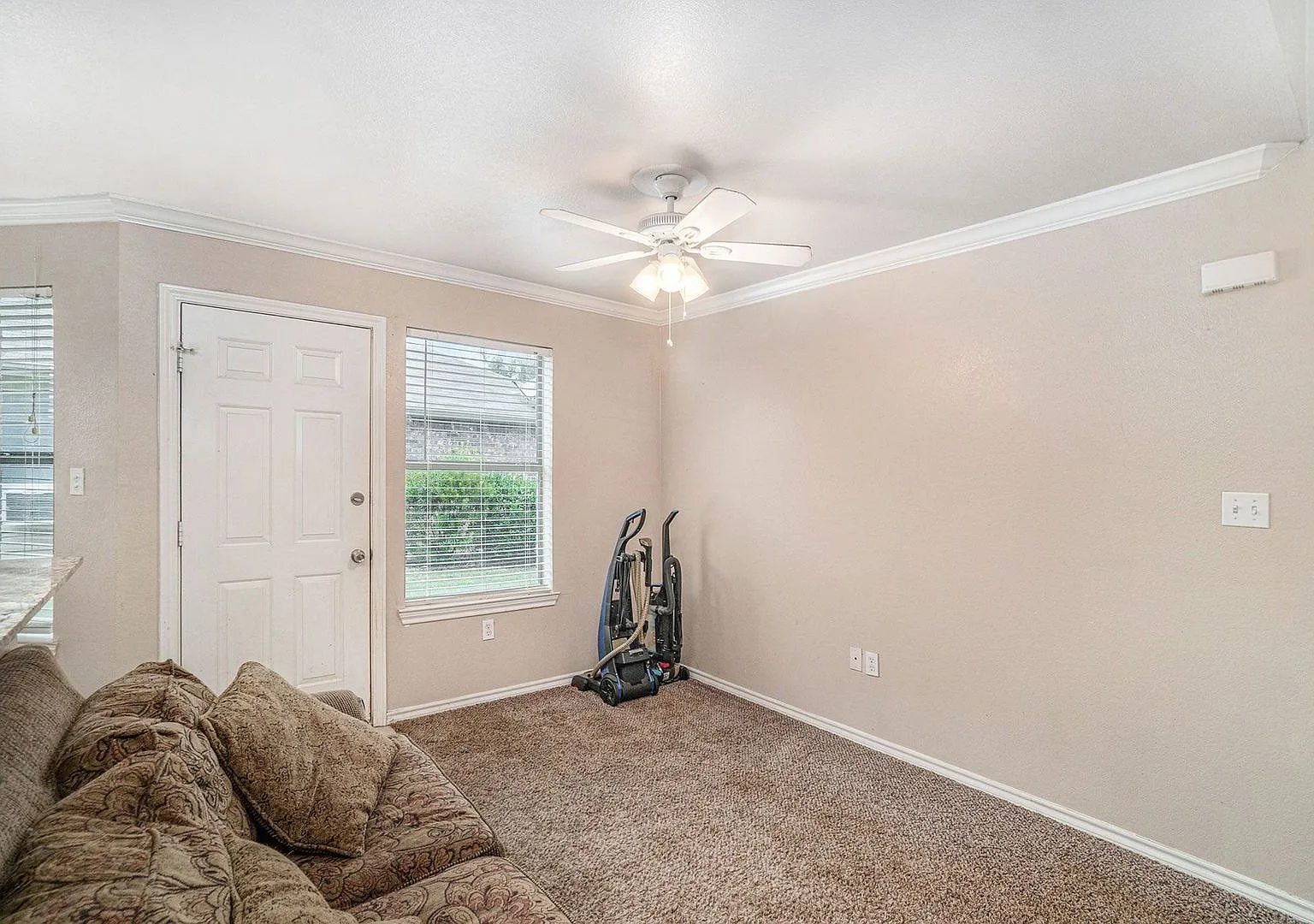 Beautiful two story townhome, crown molding, granite countertops, stained cabinets and carpeting ... — Photo 2
