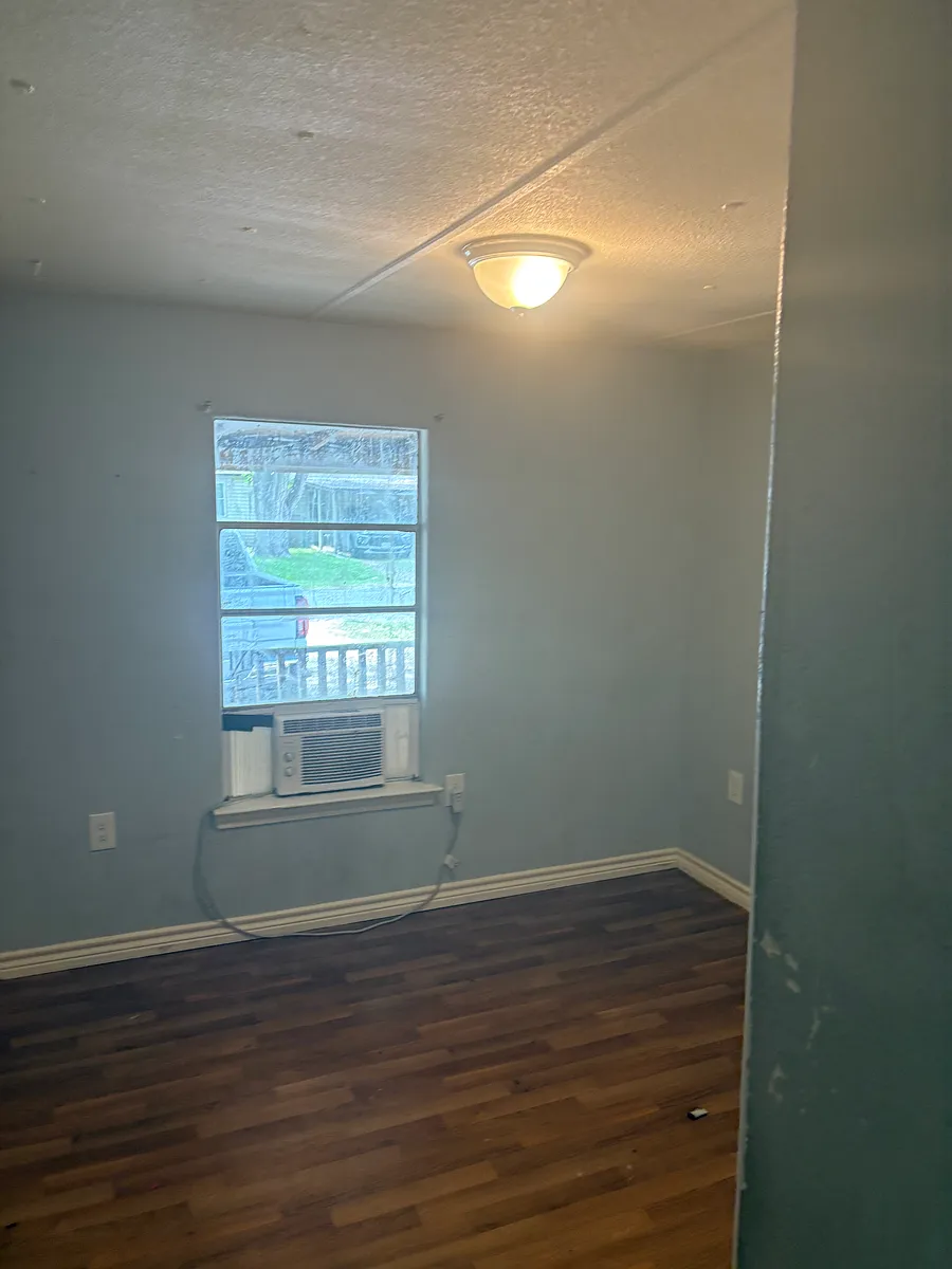 Building Photo - 808 Chinski St