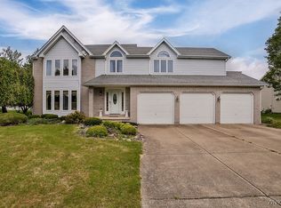 21 River Oaks Dr, Grand Island, NY 14072