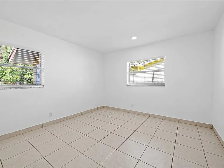 581 NW 17th Pl — Photo 9