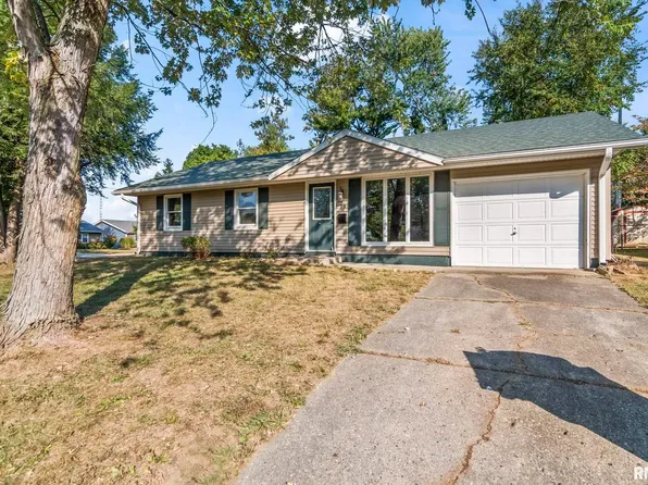 74 Nottingham Dr, Chatham, IL 62629