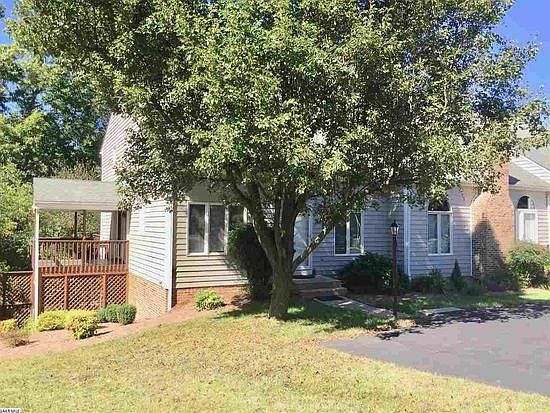 Outside View condo & driveway