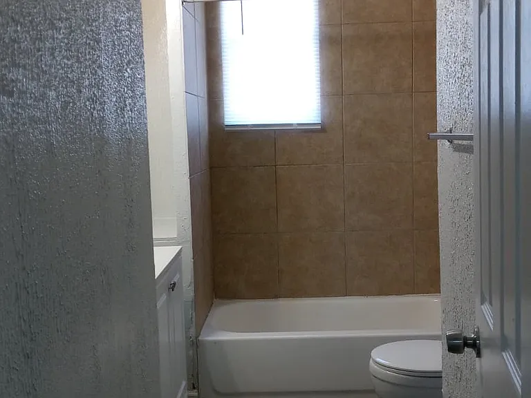 204 S Hackberry St #A — Photo 13