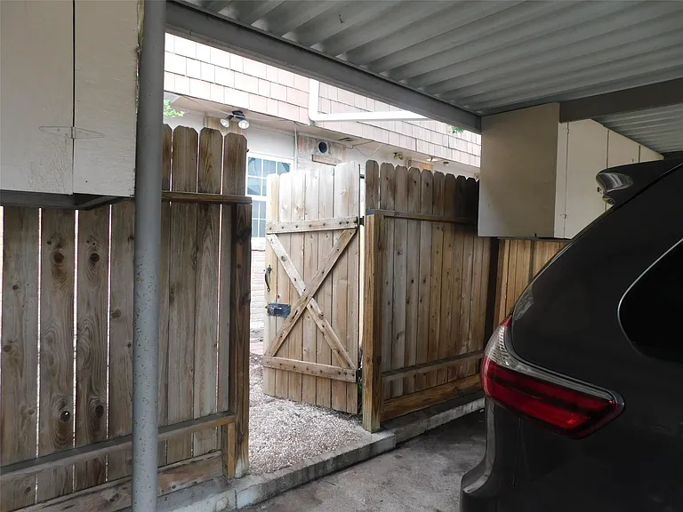 472 N Post Oak Ln — Photo 16