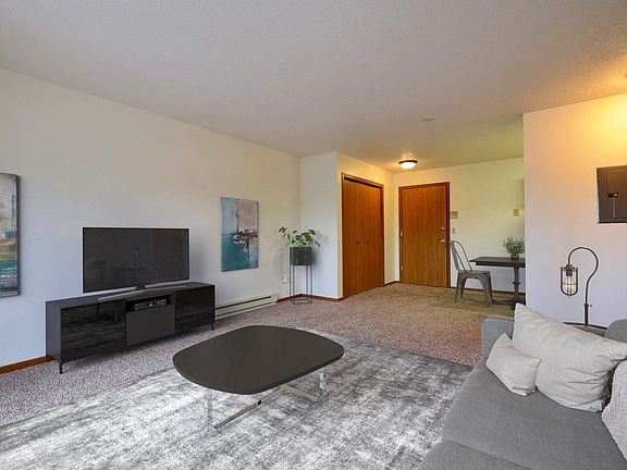 Fargo, ND Southgate Apartments | Living