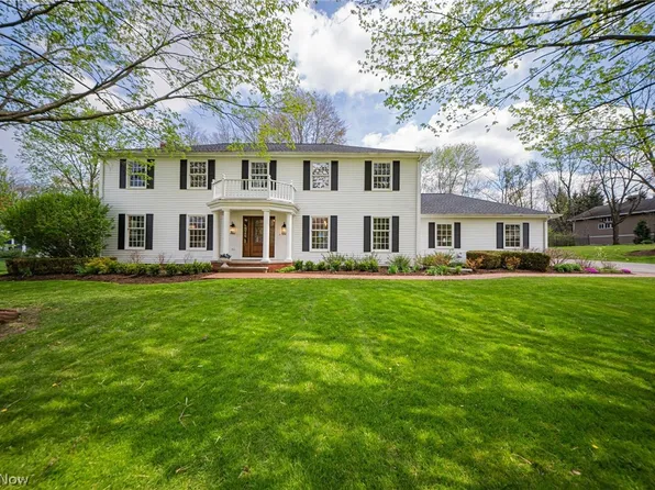 35 Greentree Rd, Moreland Hills, OH 44022